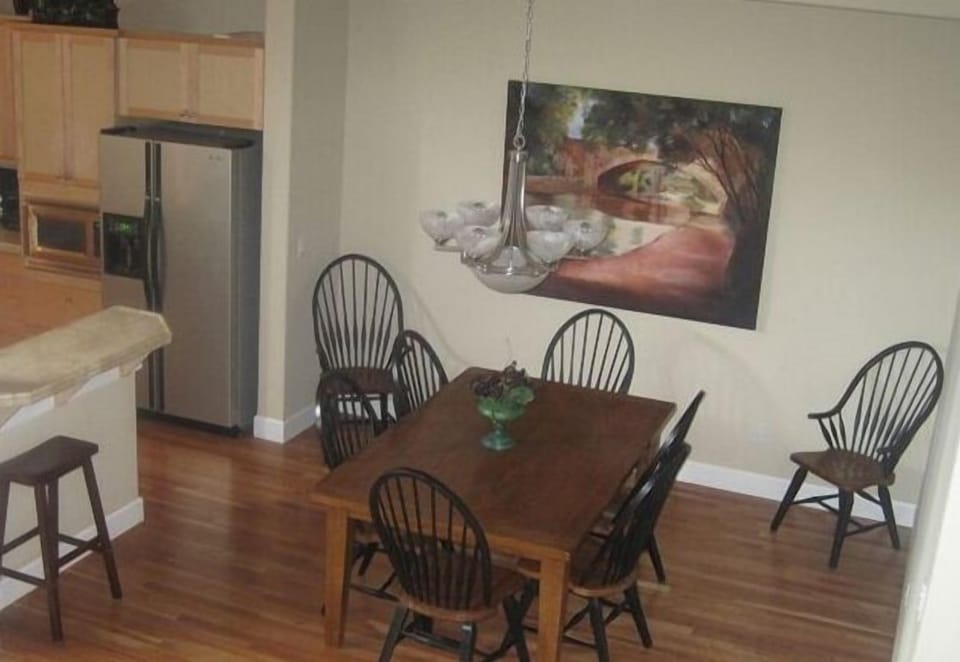 Dining Area seats up to 10