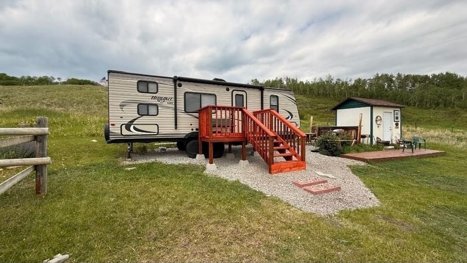 Bunkhouse RV with Private Shower House, Relaxing with Views
