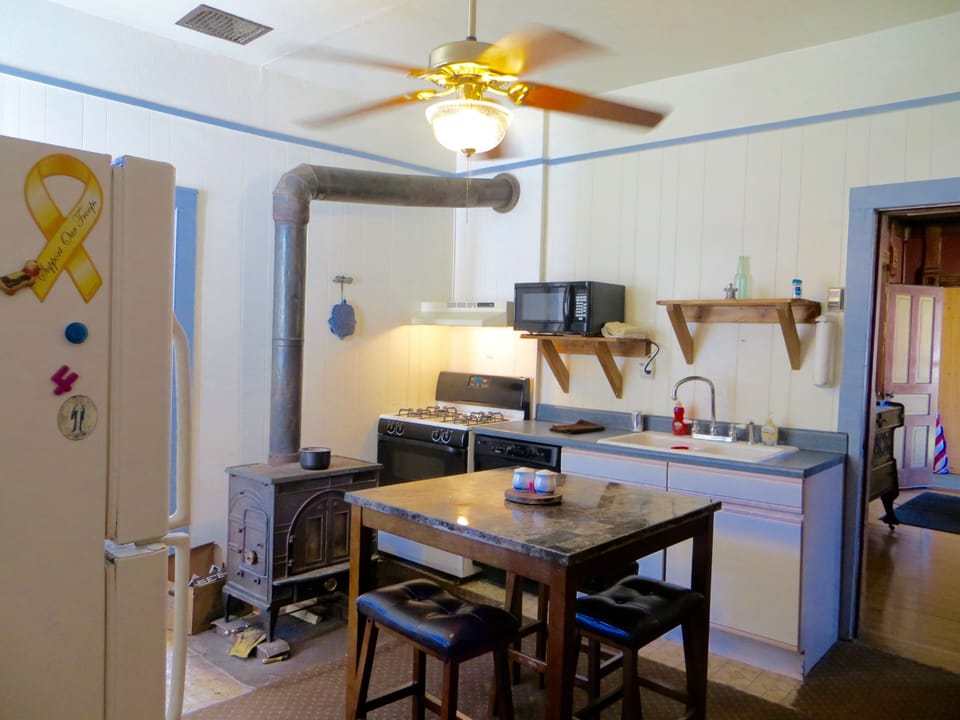 kitchen/fireplace 