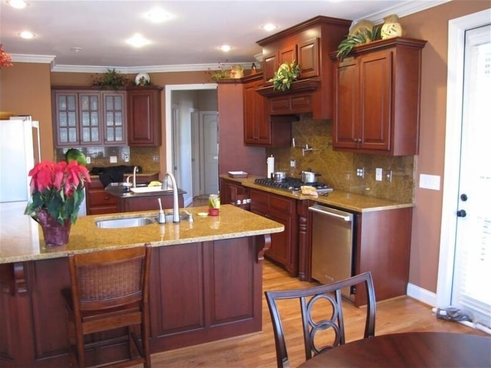 kitchen & dining area 8 persons at table,
 6 at bar.