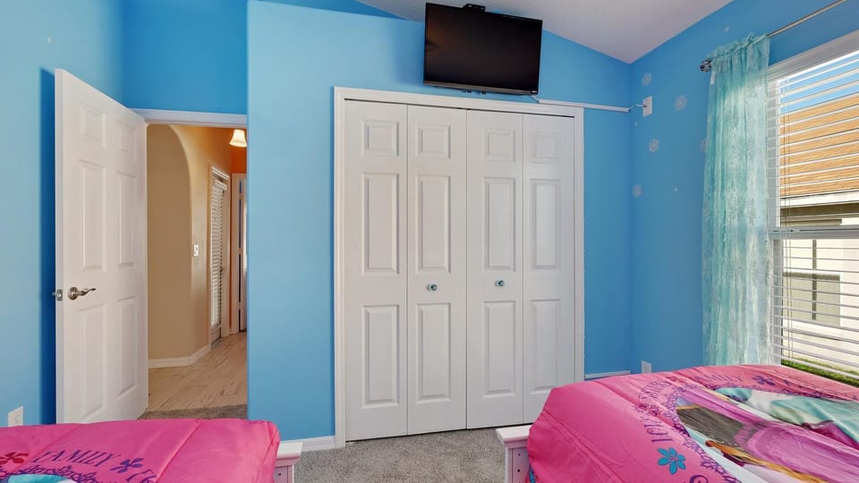 FROZEN BEDROOM WITH LED TV