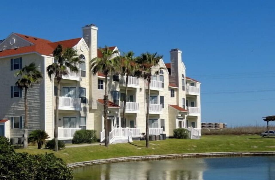 Condo building around the little lake,so peaceful!
10-29-1012