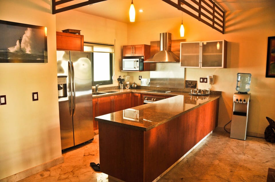 Fully equipped kitchen with American Fridge freezer with granite worktop.