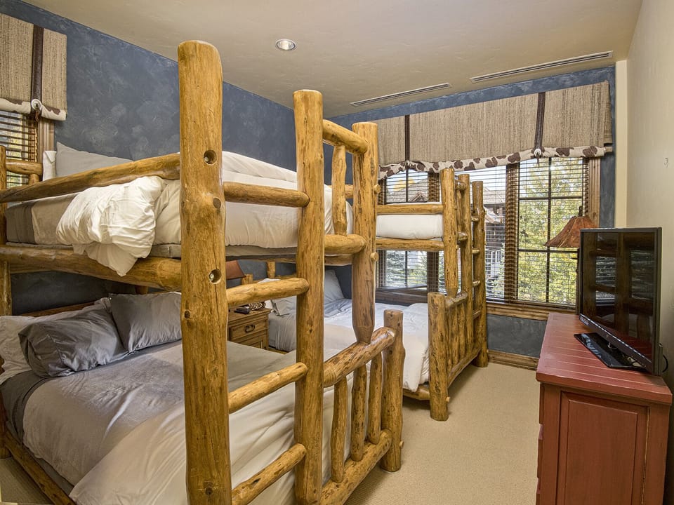 Bedroom 3 w/ 2 Sets Of Bunks Twin Over Full on Both