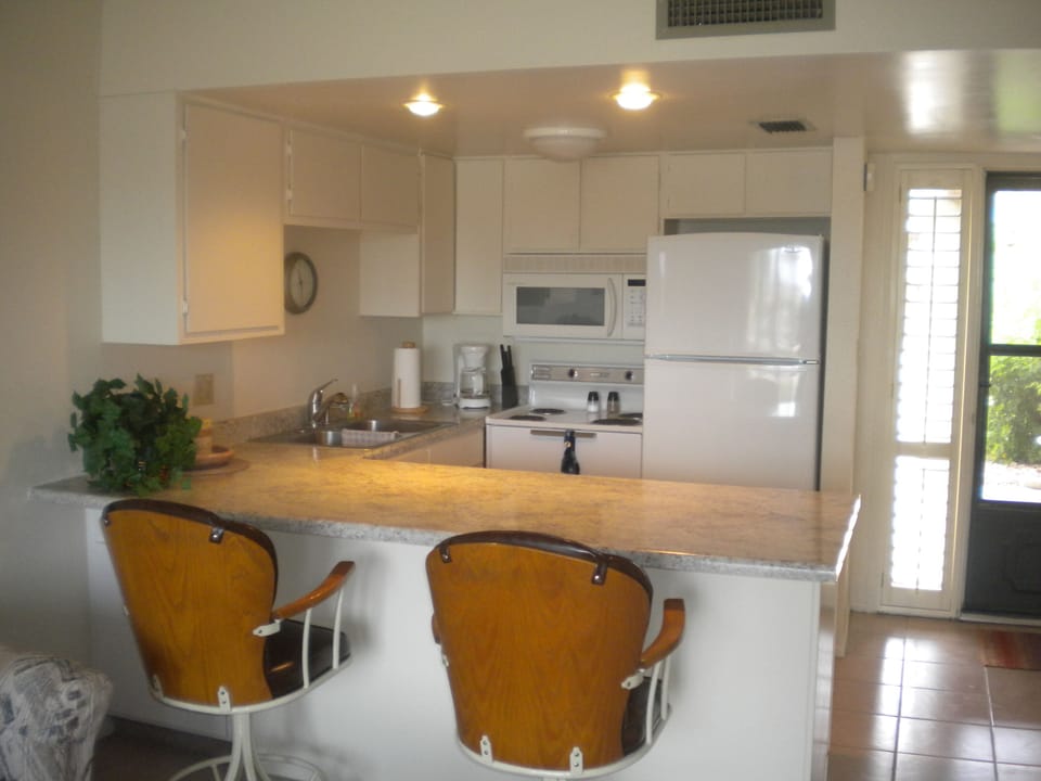 Kitchen with breakfast bar