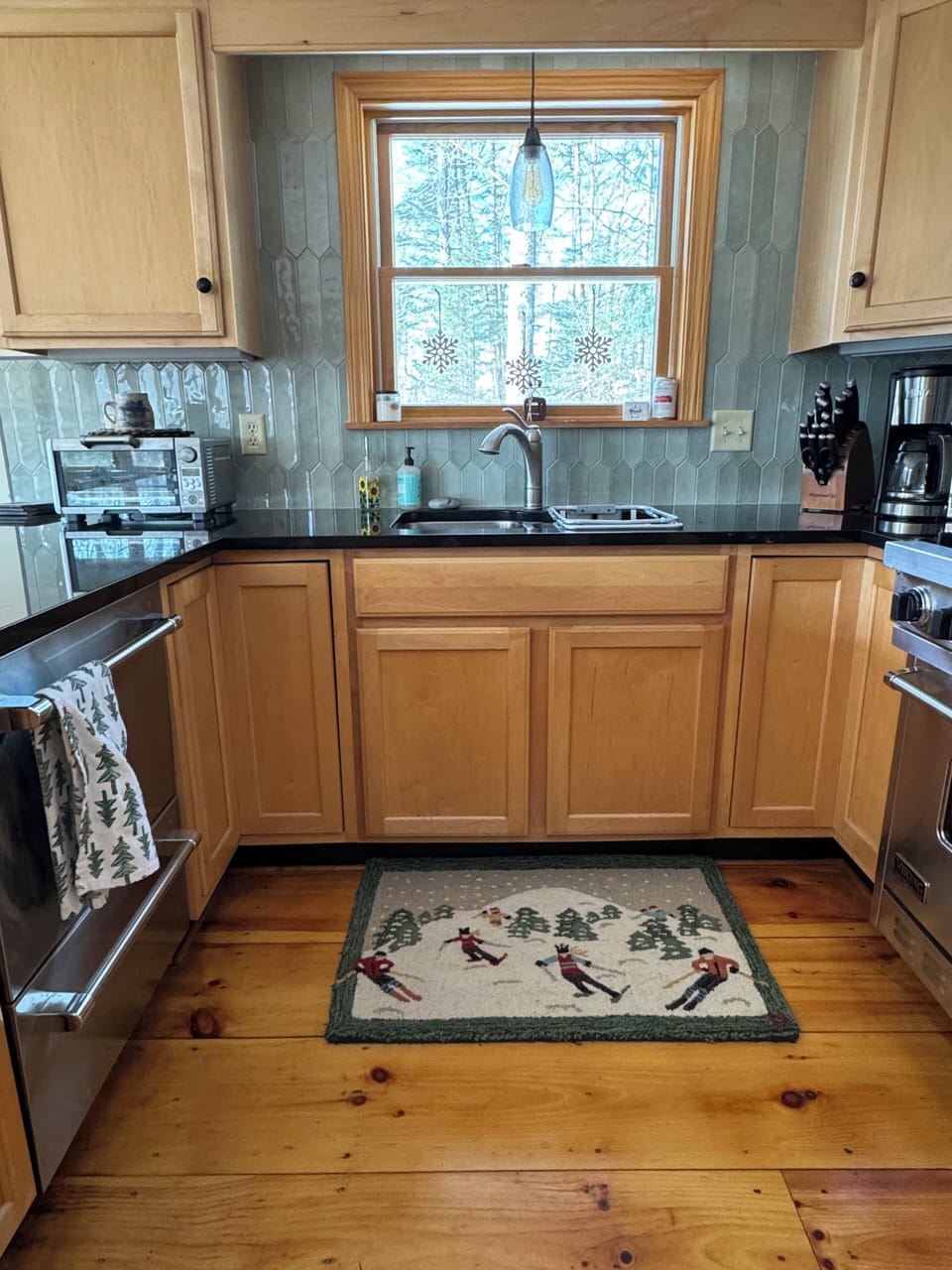 Fully stocked & modern kitchen