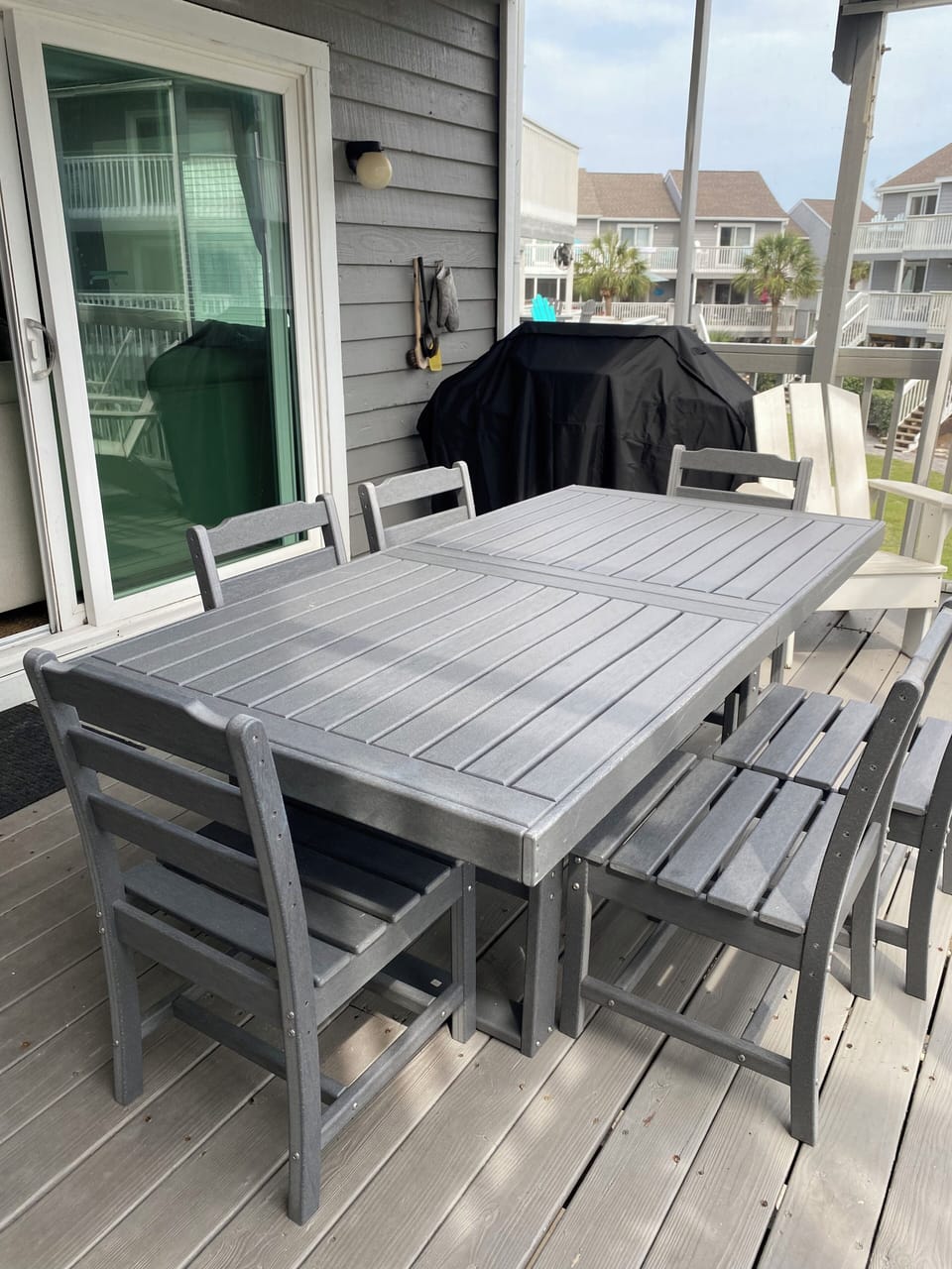 Polywood outside dining table and 6 chairs