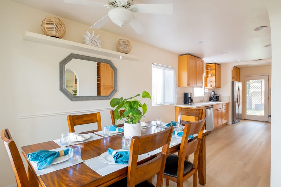 Dining room that seats 8-10 people (bench not shown)
