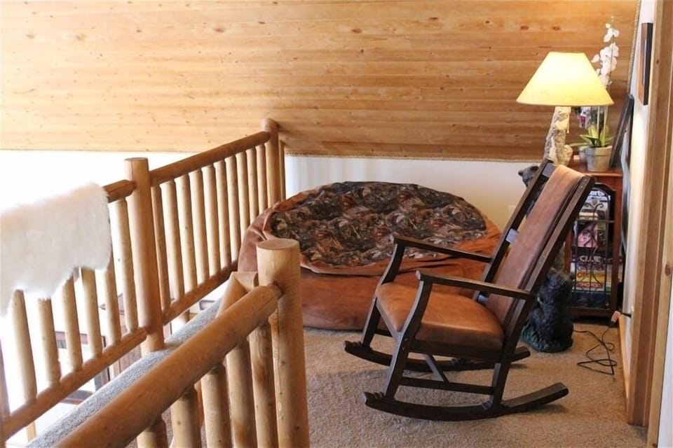 Enjoy a great book in the loft and enjoy the awesome view (Comfy bean bag) 