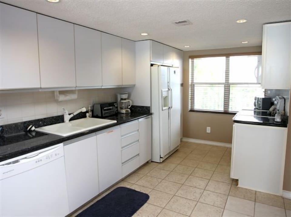 Full service kitchen.