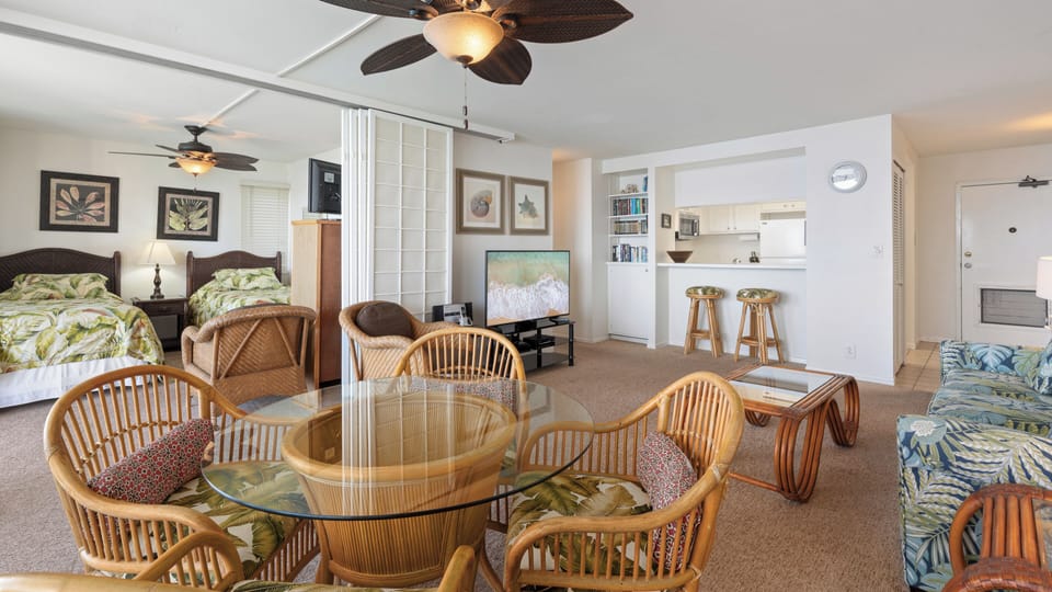 When the front bedroom shoji doors are open, there's even more living space.