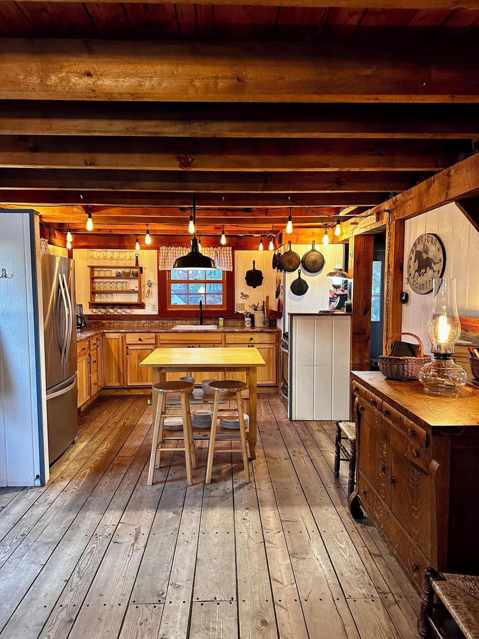 Open concept kitchen and flowing traffic area