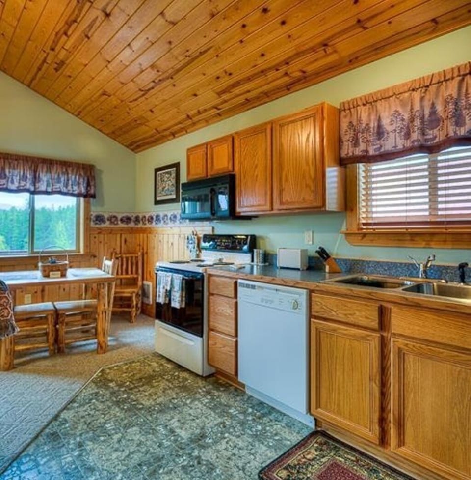 Full size kitchen