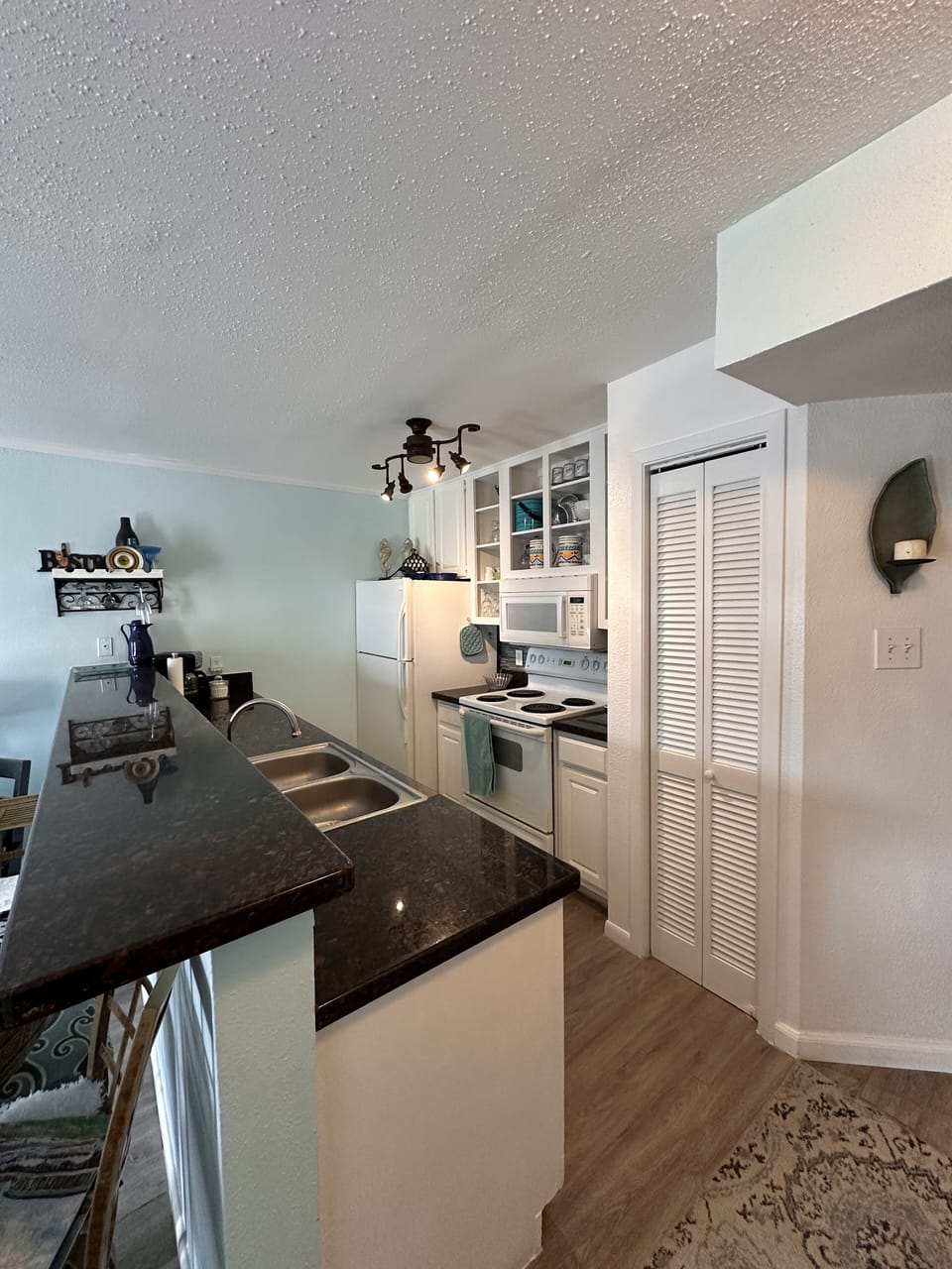 Fully stocked kitchen, refrigerator w/pantry