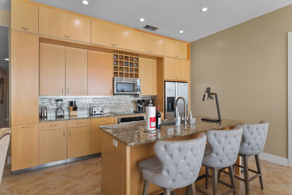 Kitchen with counter seating