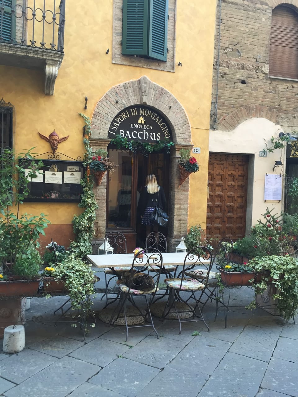 Restaurant with Outdoor Dining about 100 yards from Apartment