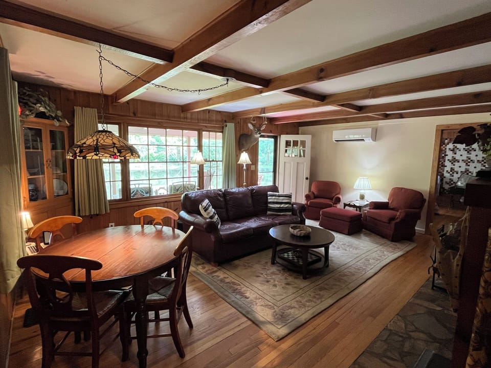 Large living area ... hardwood floors, lake views ... takes you back in time. 