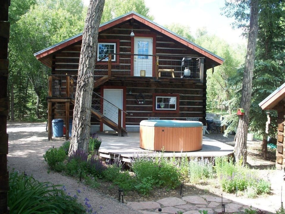 Studio Cabin is located on the second level