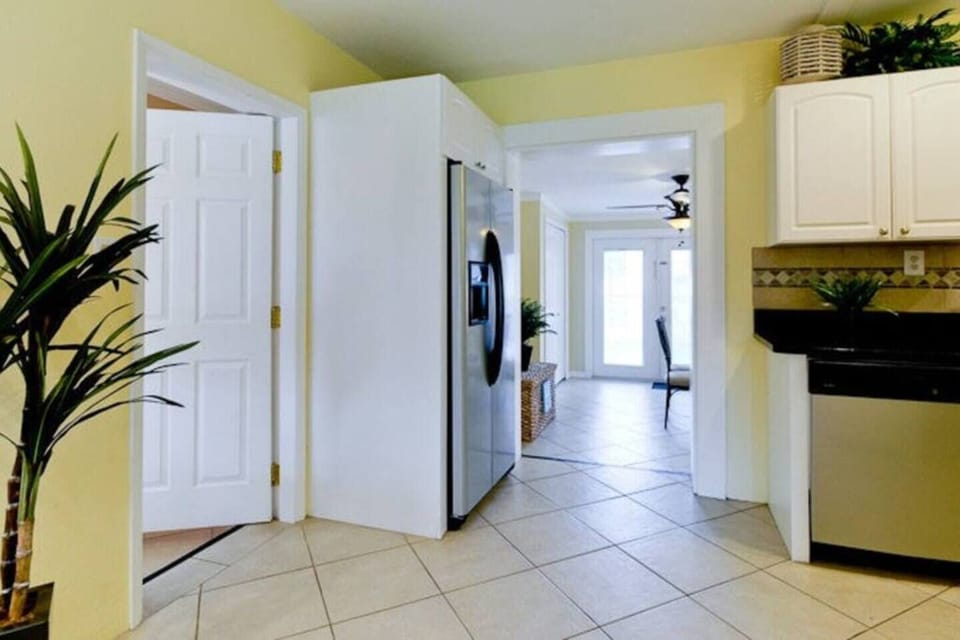 Convenient full-size refrigerator & freezer and grocery store only 2 minute drive away make "dining in" an easy option.  Also have lots of great "take out" places & restaurant tips in our guest guide.