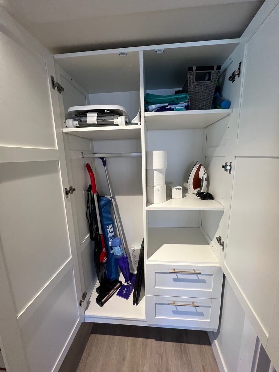 Baby seat. Pool towels and toys. Room for your own belongings. Cleaning tools.