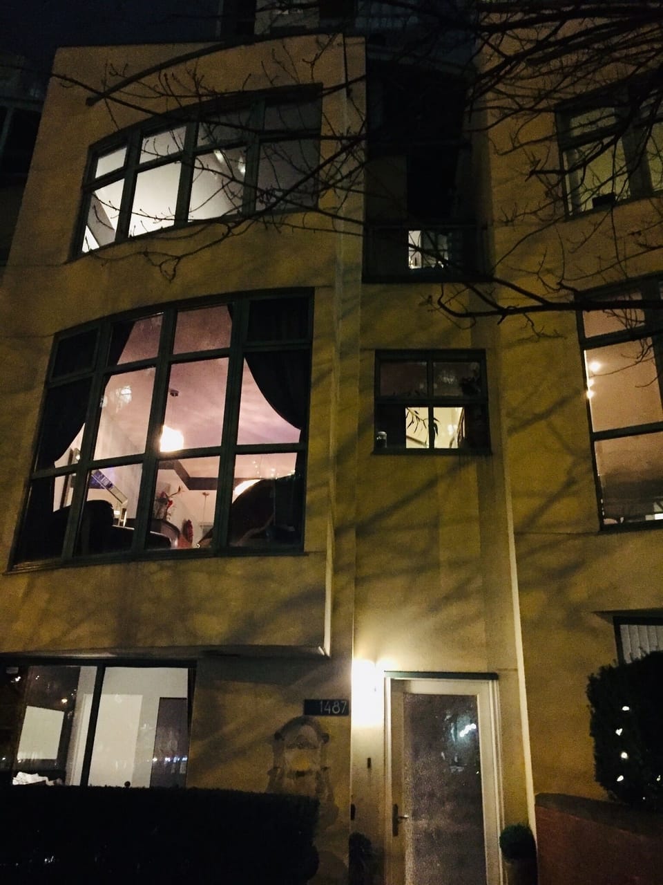 Private street entrance, 4 unique levels, 3 bedroom townhouse park view beach. 