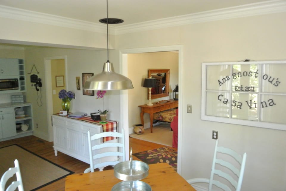 Spacious kitchen w/ dining. 
Pottery Barn furnishings.