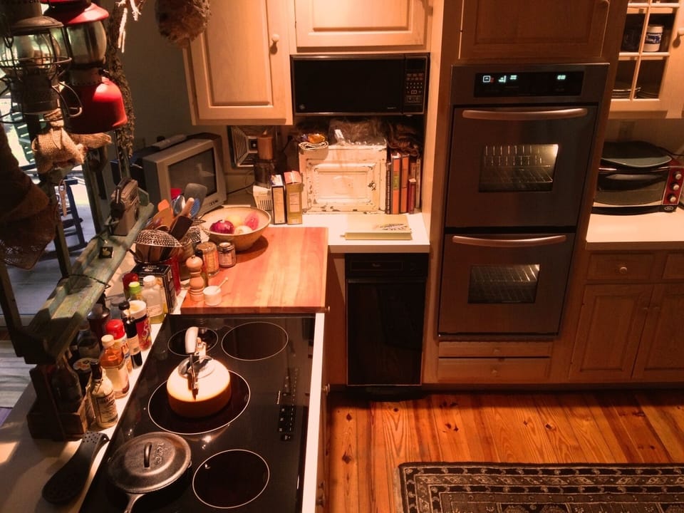 Magnetic induction cooktop. Convection oven.  
