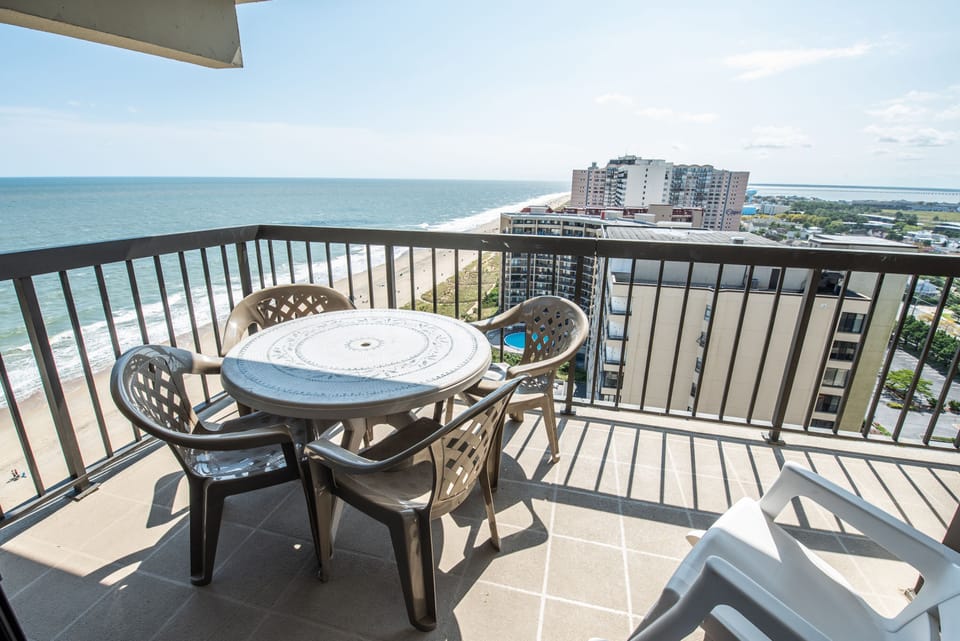 balcony w/5 chairs and a rocking chair