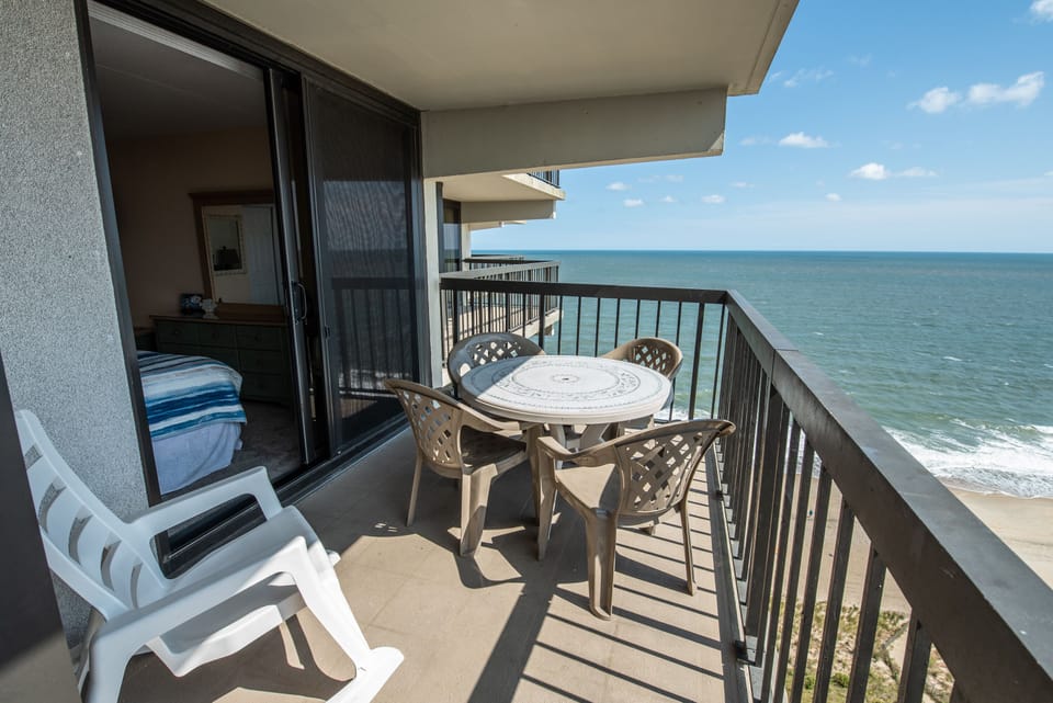 balcony w/round table 5 chairs and a rocker