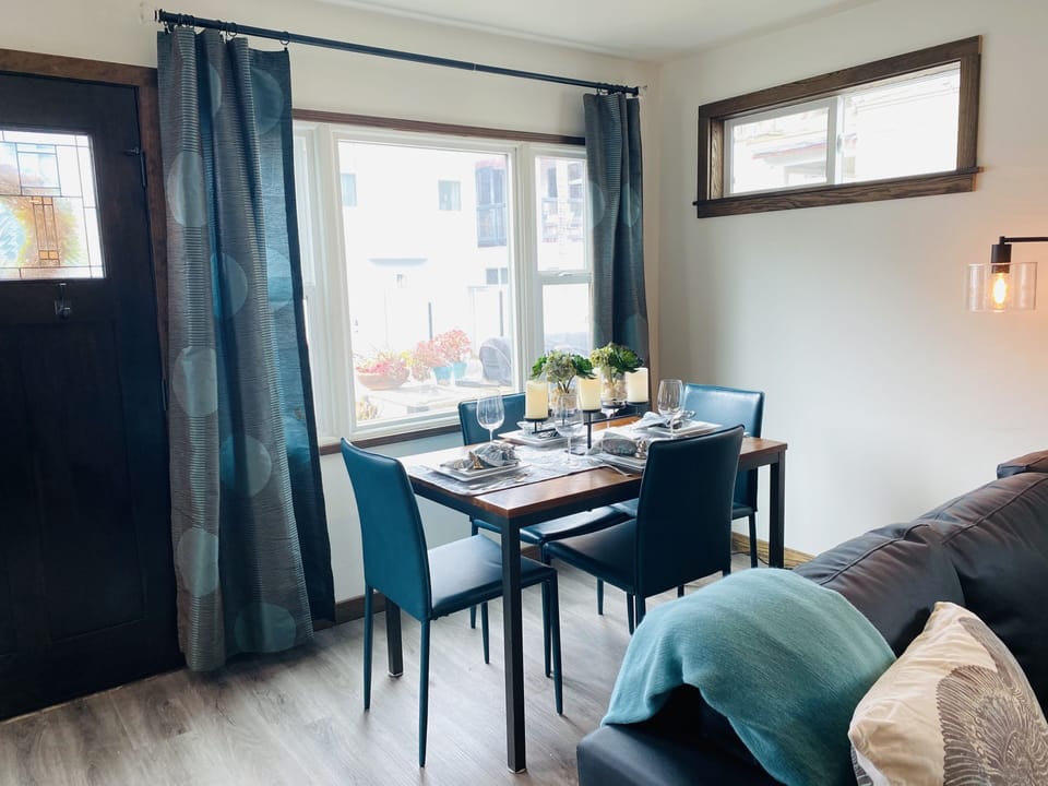 Bright & spacious dining area 