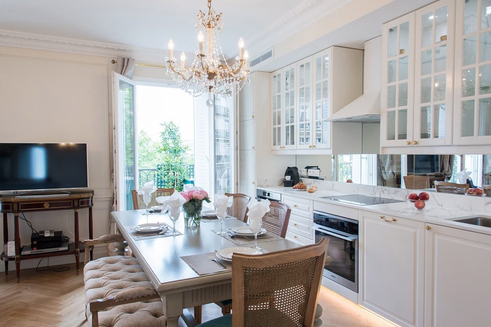 Ready for relaxed dining Parisian style.