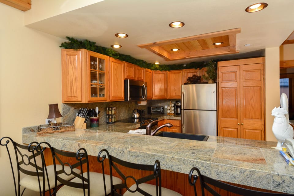 Fully updated & stocked kitchen, granite countertops, stainless steel appliances
