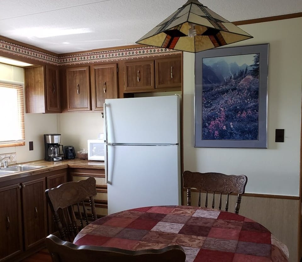 Fully equipped eat-in kitchen & convenient breakfast bar 