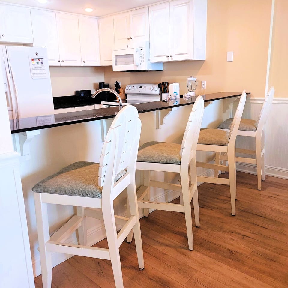 Dining Room/Bar/Kitchen!
