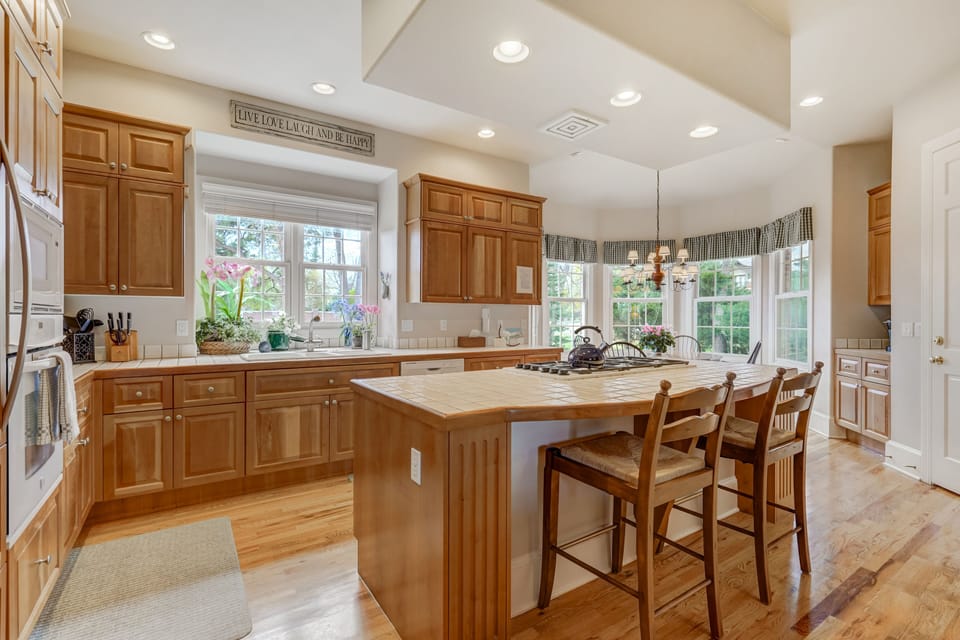 Spacious kitchen and breakfast nook with lots of natural light!