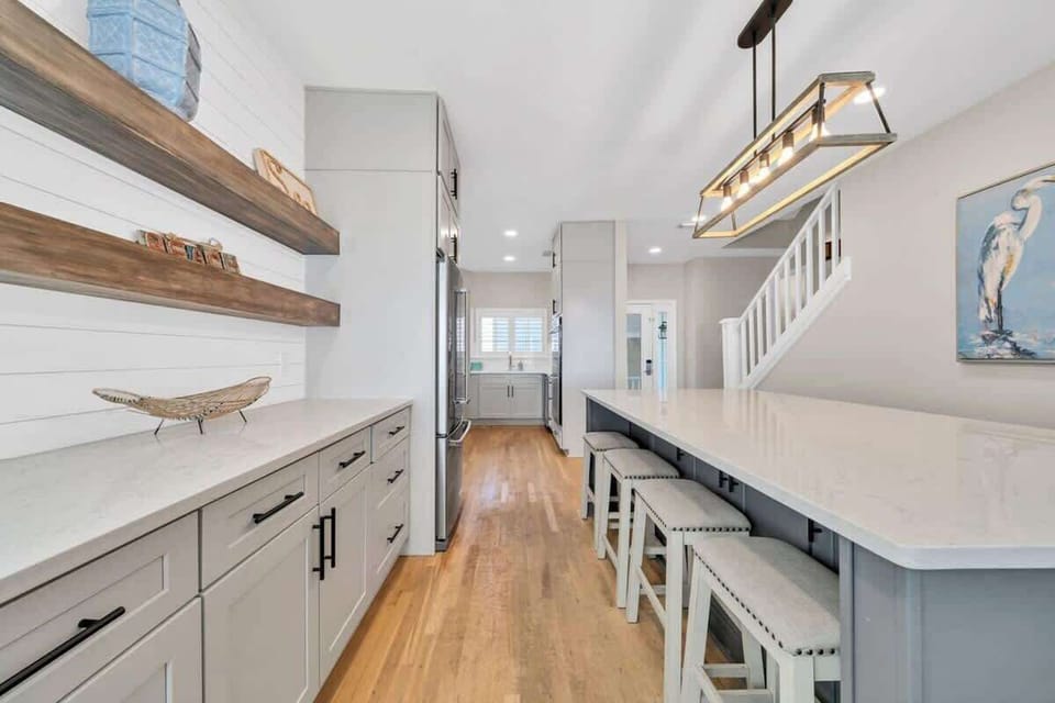 With Splashes of Beach Decor, This Dreamy Kitchen Space is Perfect For Entertaininig