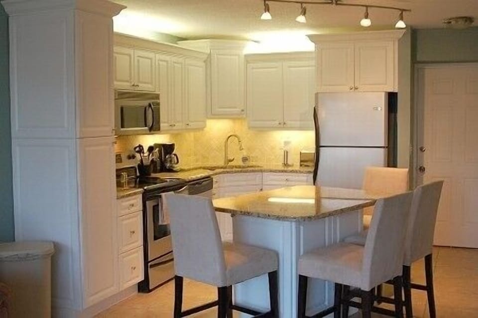 Brand New Luxury Kitchen with all the Amenities for Breakfast, Lunch and Dinner