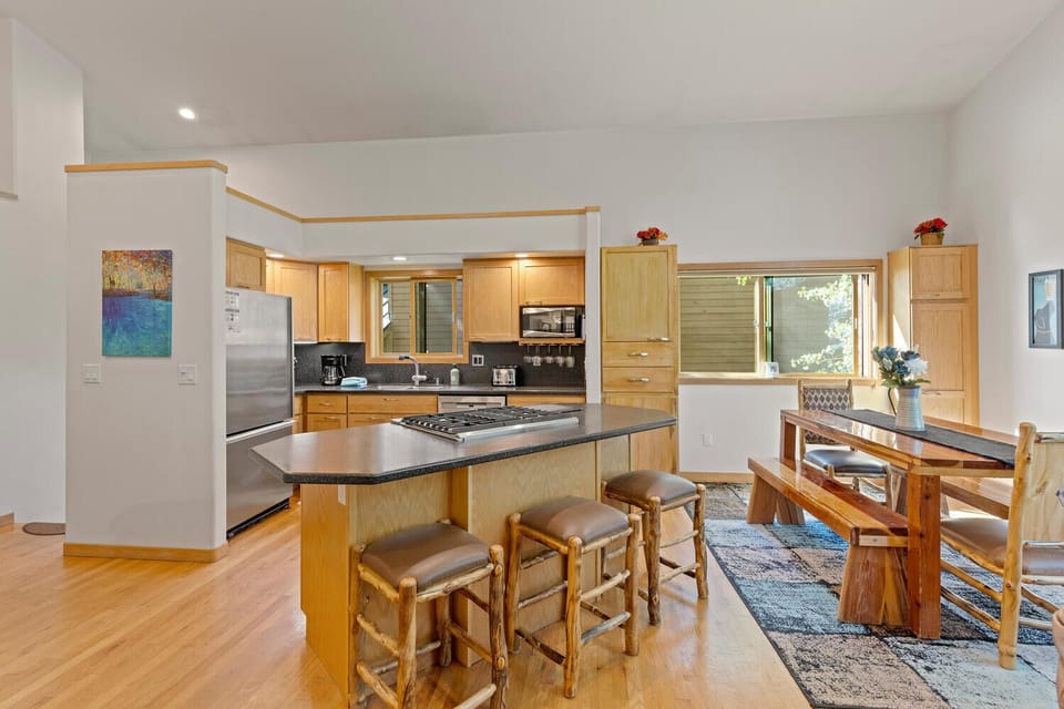 Dining area/kitchen