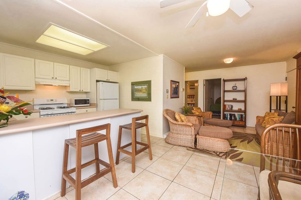 breakfast bar/living room