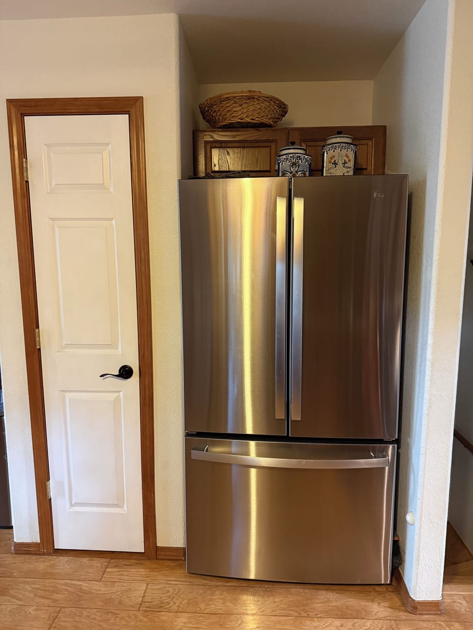  new 2025 GE fridge (water & Ice dispensers are inside fridge)