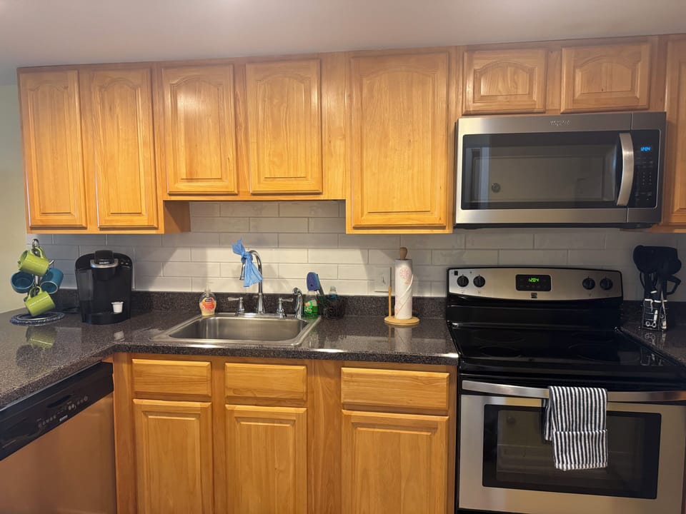 Kitchen w stainless steel applicances