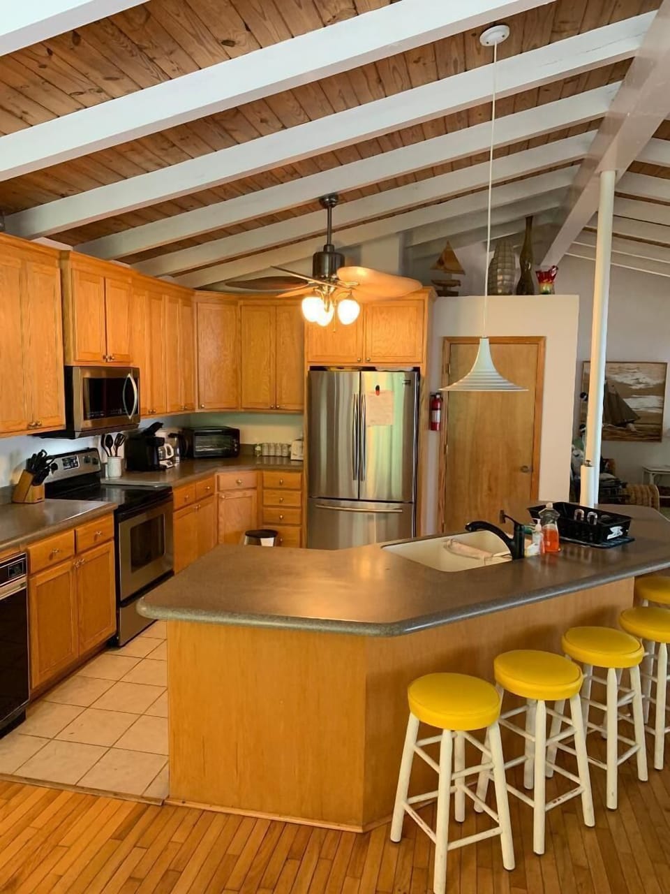 Fully furnished kitchen with freestanding ice maker 