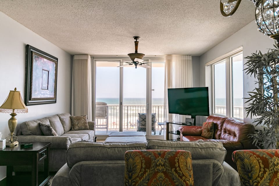 Living room with 55" TV

