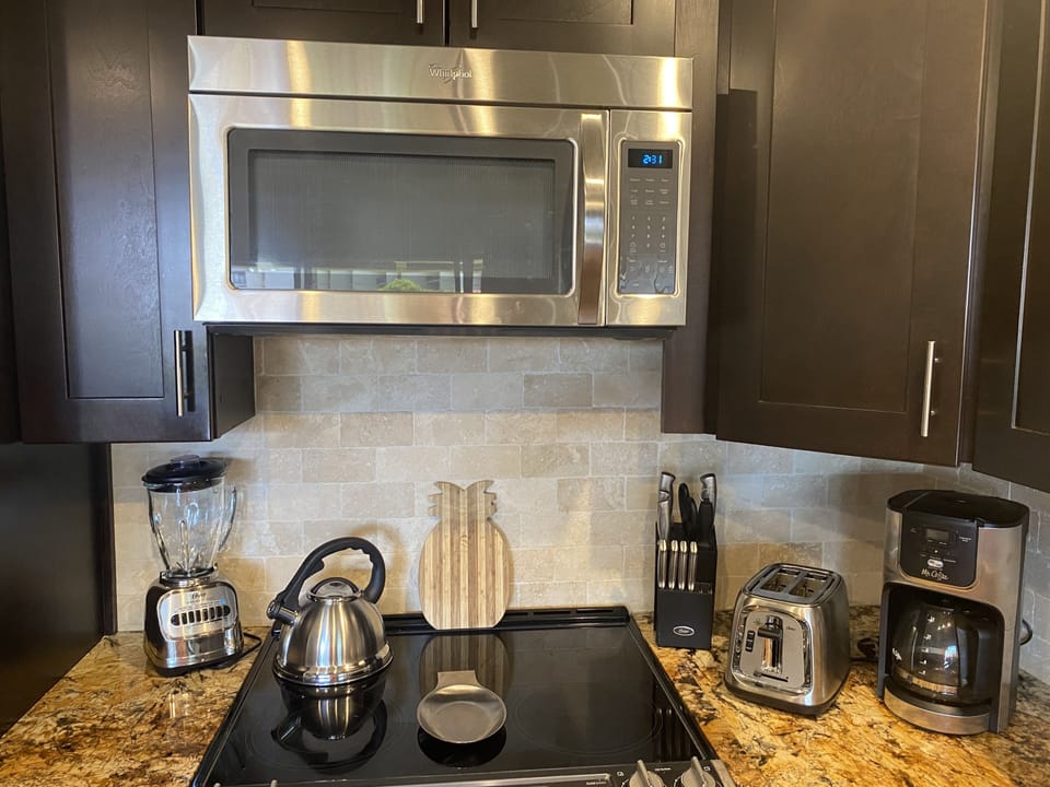 Blender, kettle, toaster, coffee maker and all dishware and cookware provided
