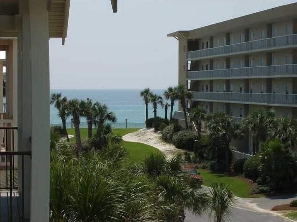 Close to Beach with Private Beach access