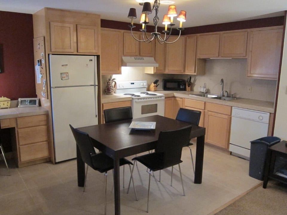 Kitchen with expandle eat-in dinning table which can seat ten people