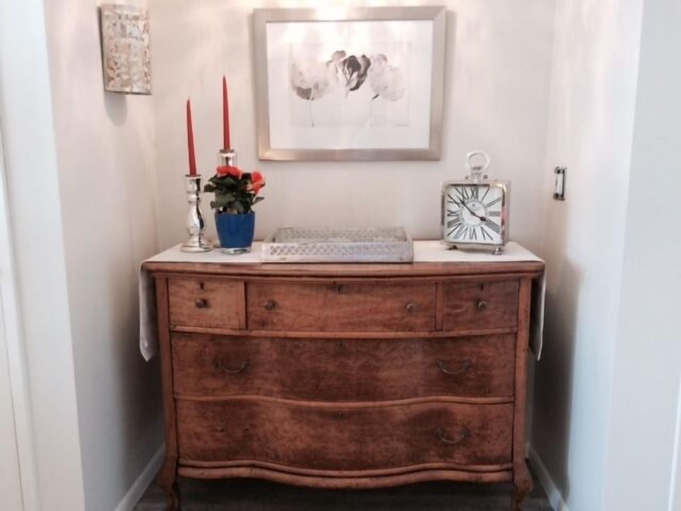 king pool level bedroom