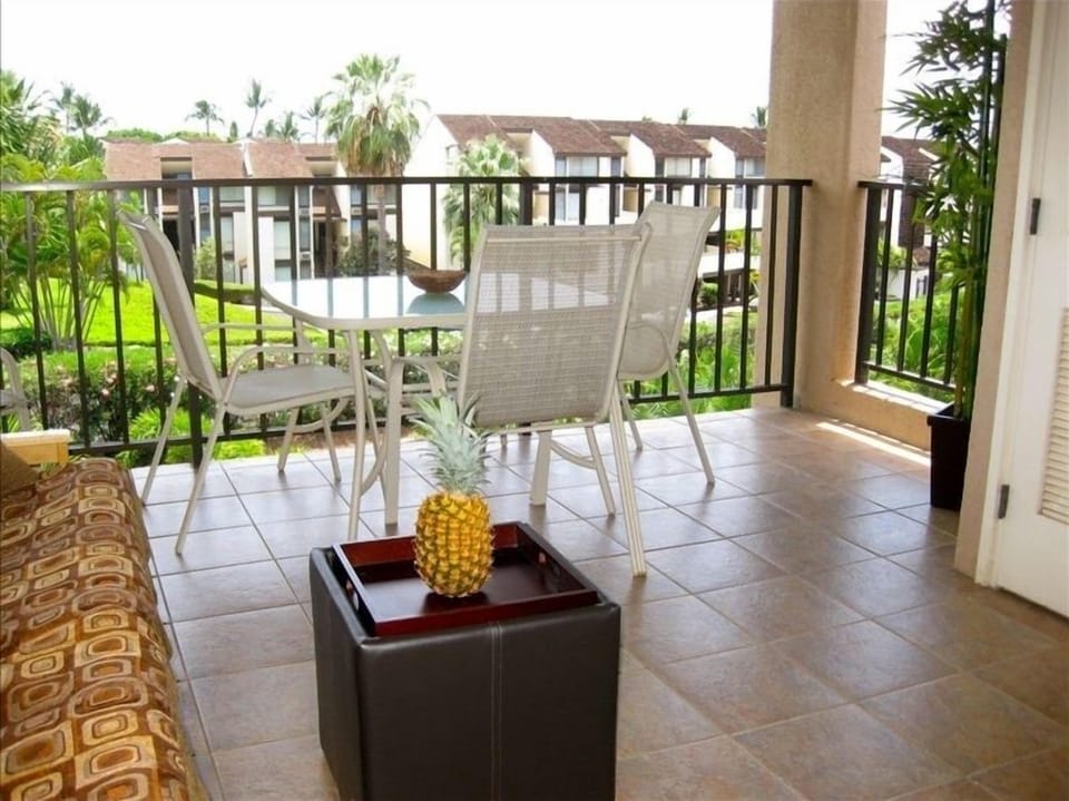Lanai is covered so no blazing hot sun on our lanai.You can sit out here all day