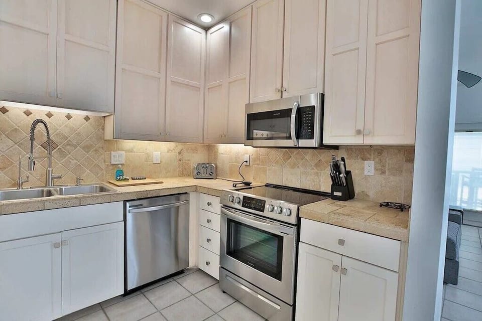 FULLY EQUIPPED KITCHEN - FULLY EQUIPPED KITCHEN