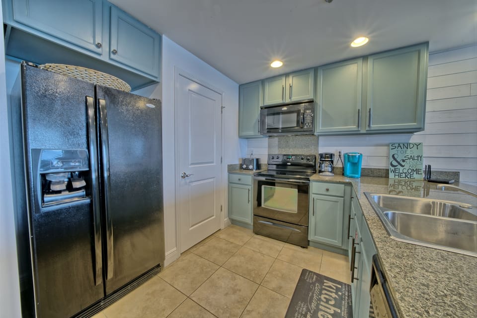 Kitchen with Mr Coffee and Kerig coffee maker!